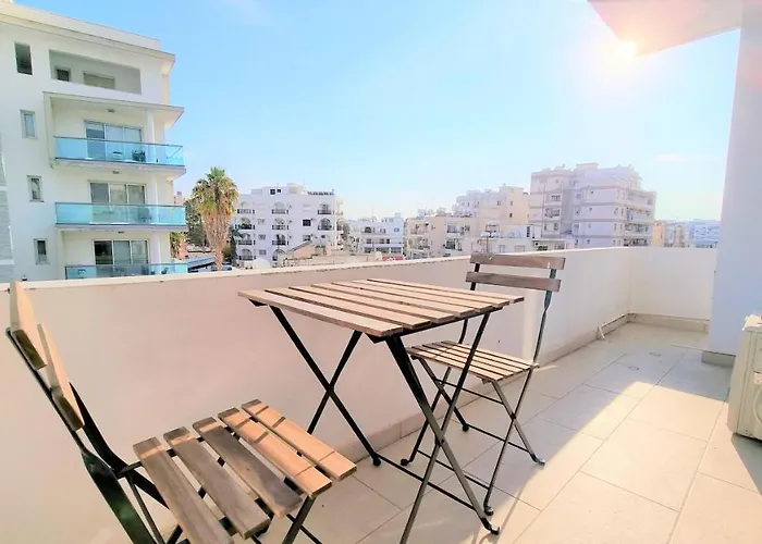 Spacious Lightflooded 2Br Apt / Near Center & Harbour